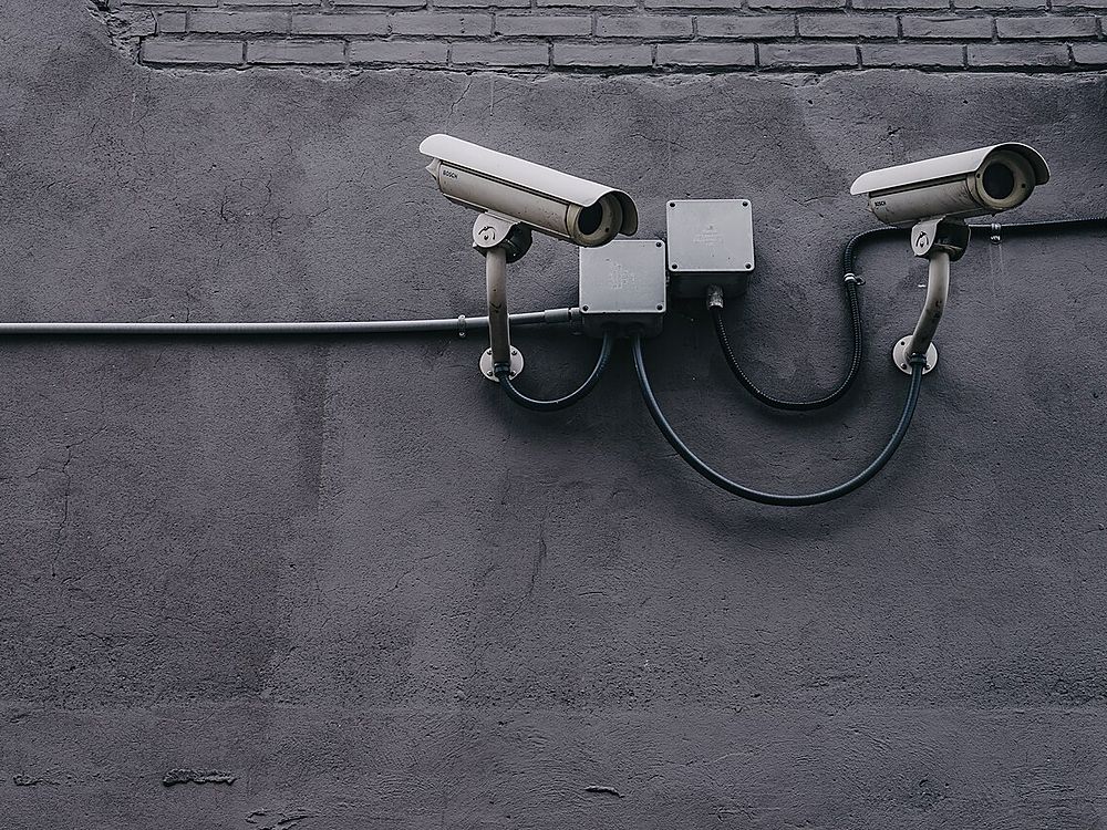 Dwie kamery monitoringu zamontowane na ścianie budynku